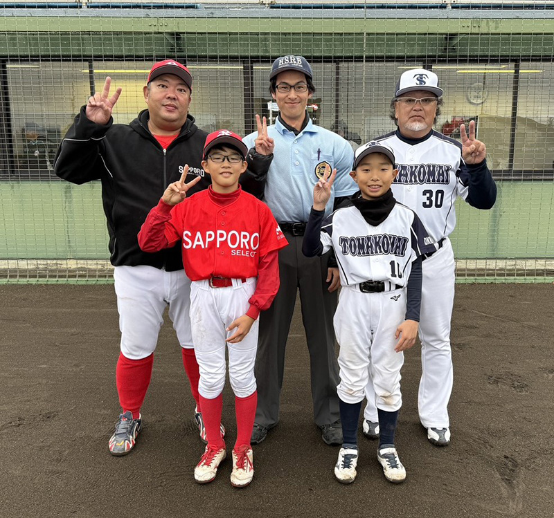 決勝に挑んだ写真左から札幌選抜、苫小牧選抜