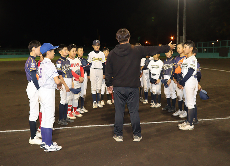 生野監督の話に耳を傾けるCS札幌選抜