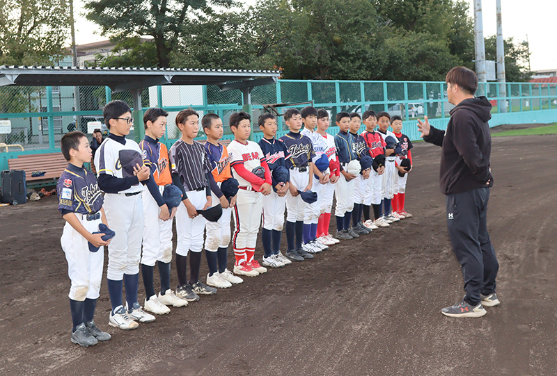 生野監督の話に耳を傾けるCS札幌選抜