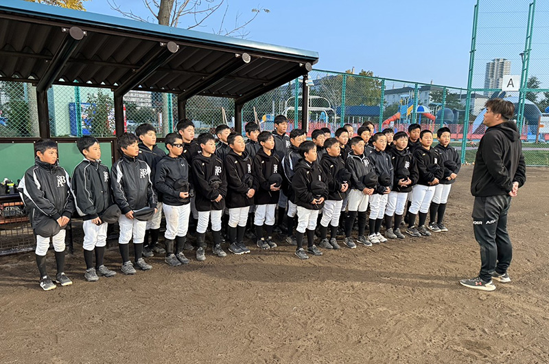 生野監督の話を真剣に聞く札幌オールブラックスナイン
