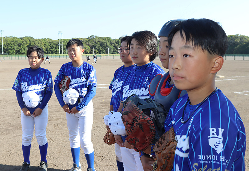 指導者の話に耳を傾ける留萌選抜ナイン
