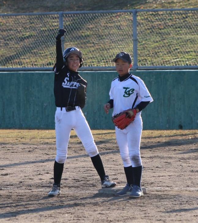 六回、意地の一打を放つ加賀谷選手