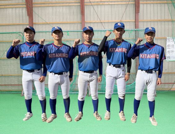 インタビューに答えてくれた中学3年生・写真左から増井、小泉、松岡、小野寺、三幡(北広島)