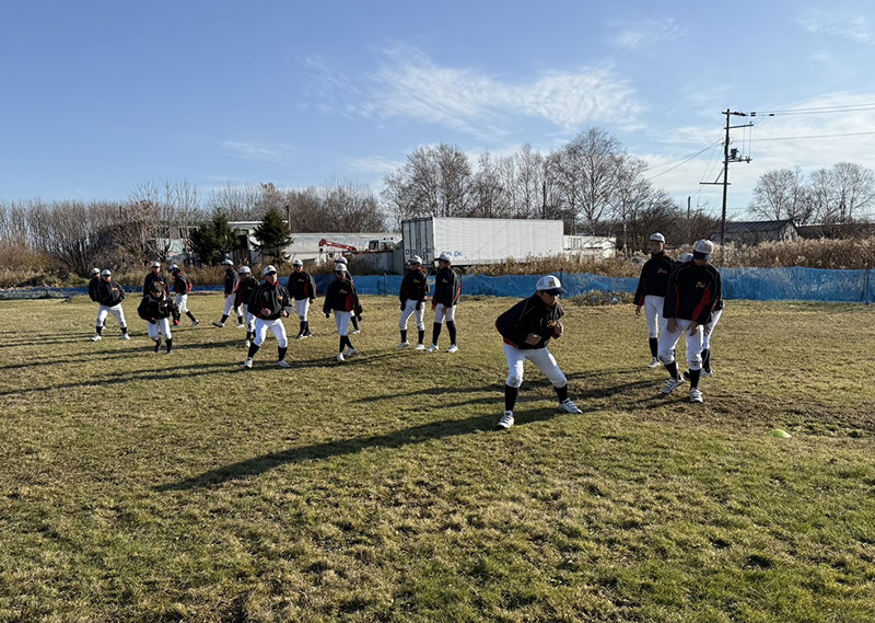 ウォーミングアップする札幌手稲ボーイズ