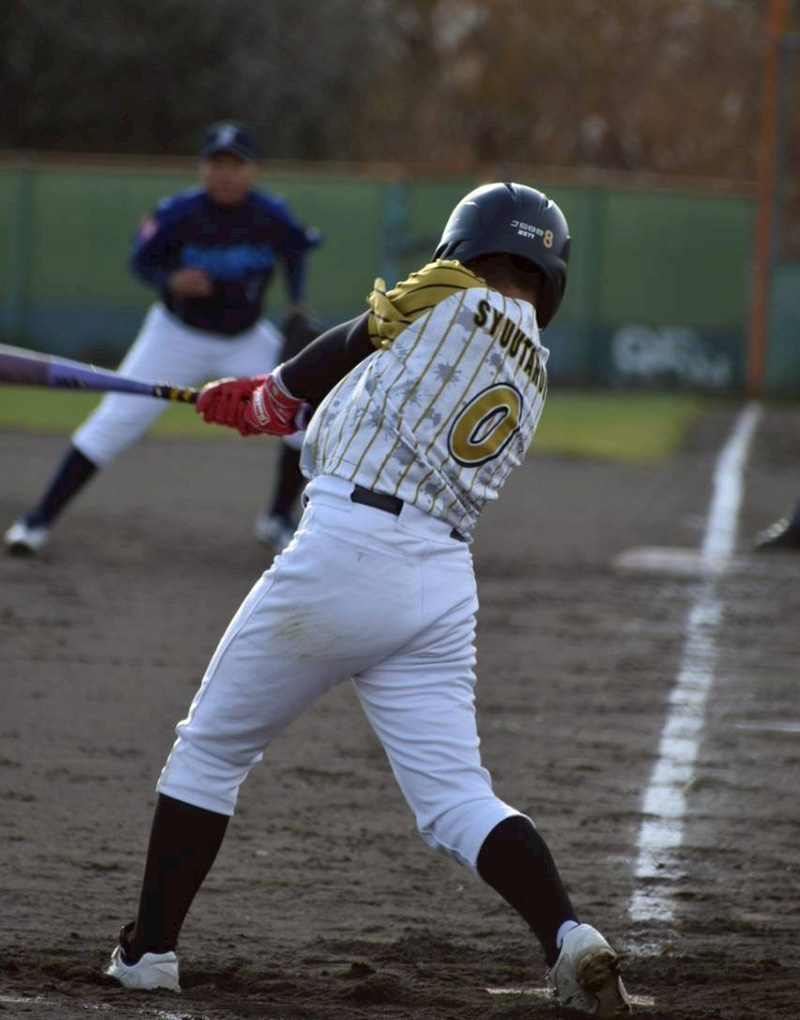 オホーツク戦で安打を放つ長崎=(写真・チーム提供)