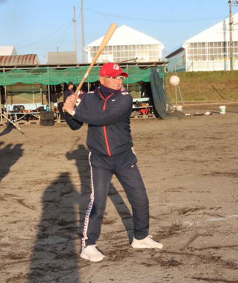 ノックを打つ渡邉監督（恵庭）
