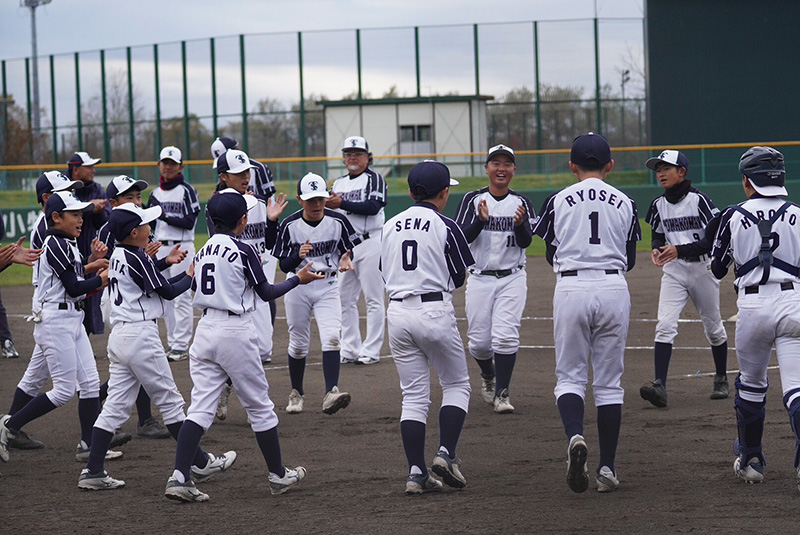 ベンチ前でのエンジンの様子＝（写真・苫小牧選抜提供）