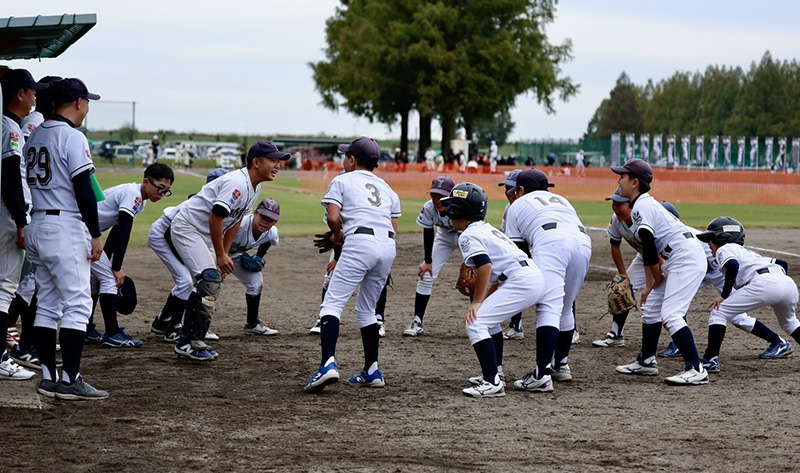 ベンチ前で円陣を組む山の手ベアーズナイン