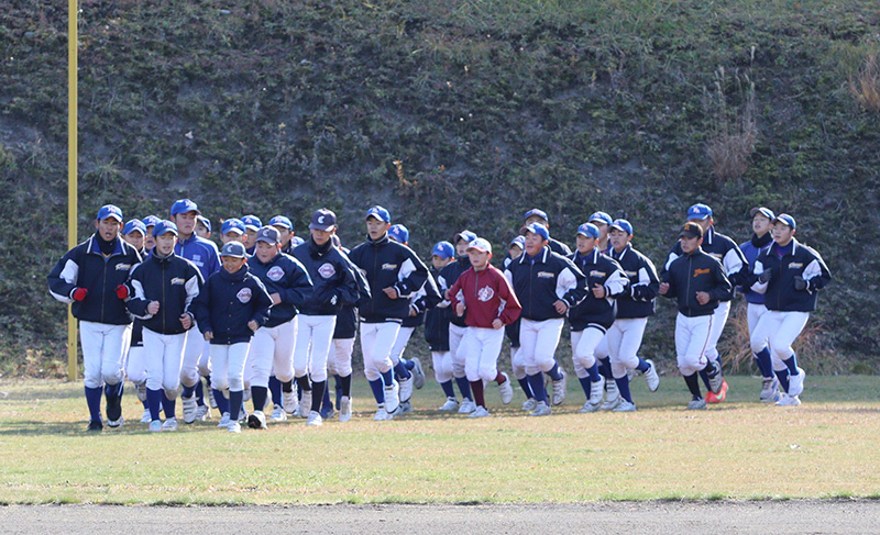 ランニングする北広島ナイン