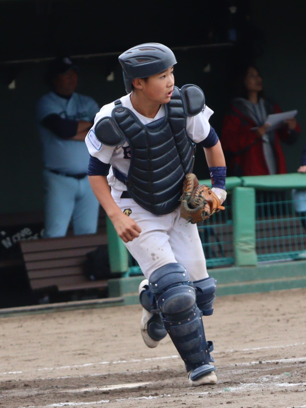 一塁のベースカバーに向かう秋谷捕手（恵庭）