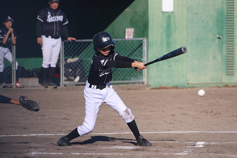 二回、先制打となる内野安打を放つ佐藤選手