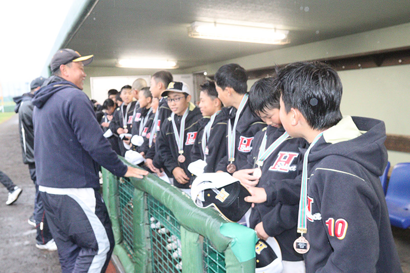 保護者からメダル授与を受ける日高選抜ナイン