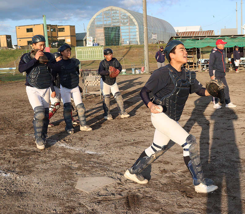 元気に声でも引っ張っていた捕手陣（恵庭）