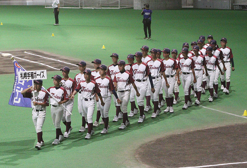 全国北海道大会・開会式で元気に入場行進する札幌手稲ボーイズナイン