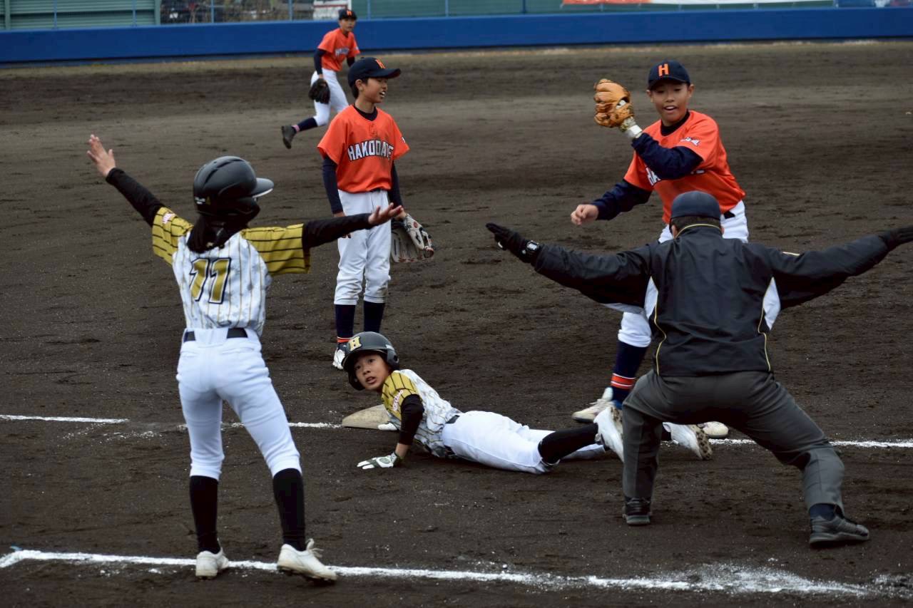 函館戦・間一髪セーフ＝（写真・チーム提供）