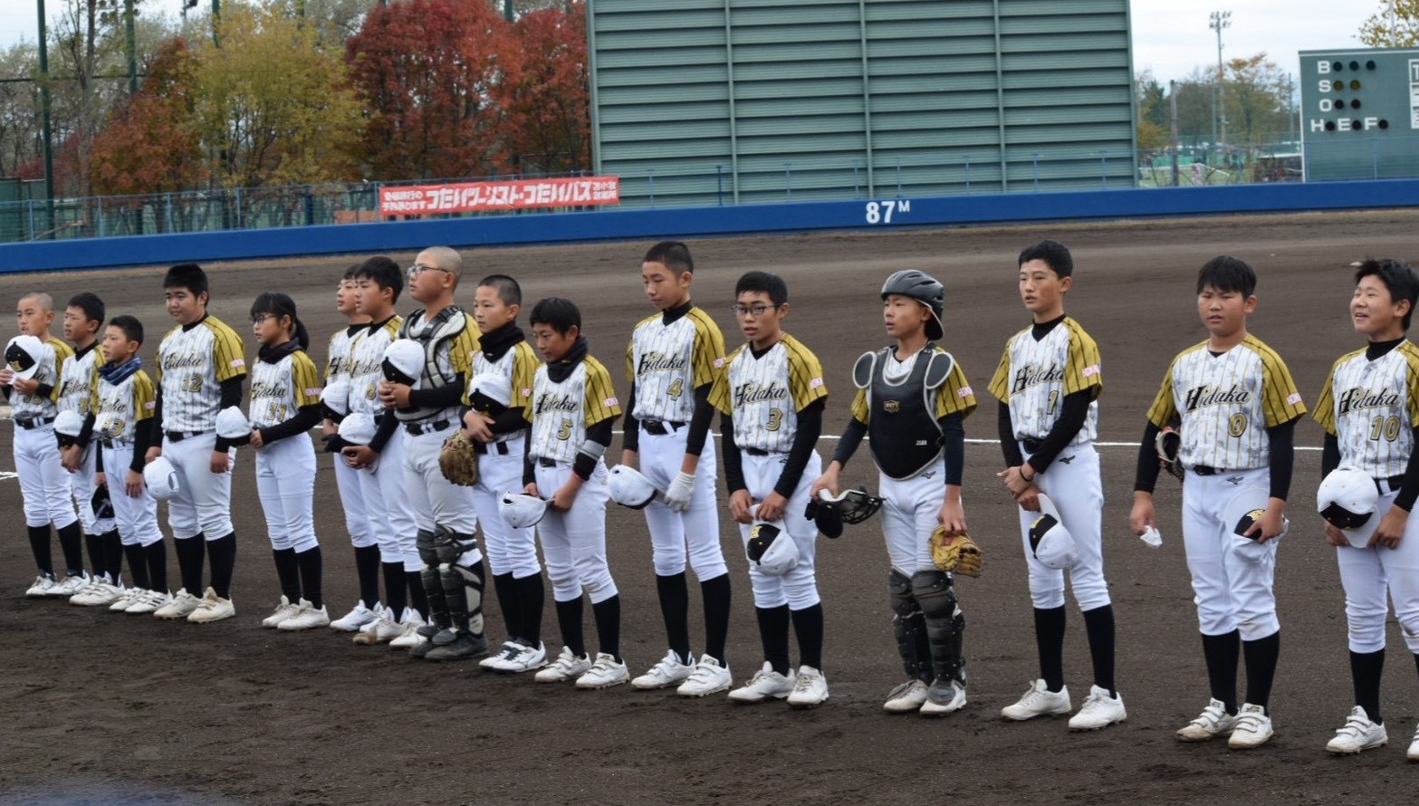 札幌戦のあと、応援席に挨拶する日高ナイン＝（写真・チーム提供）
