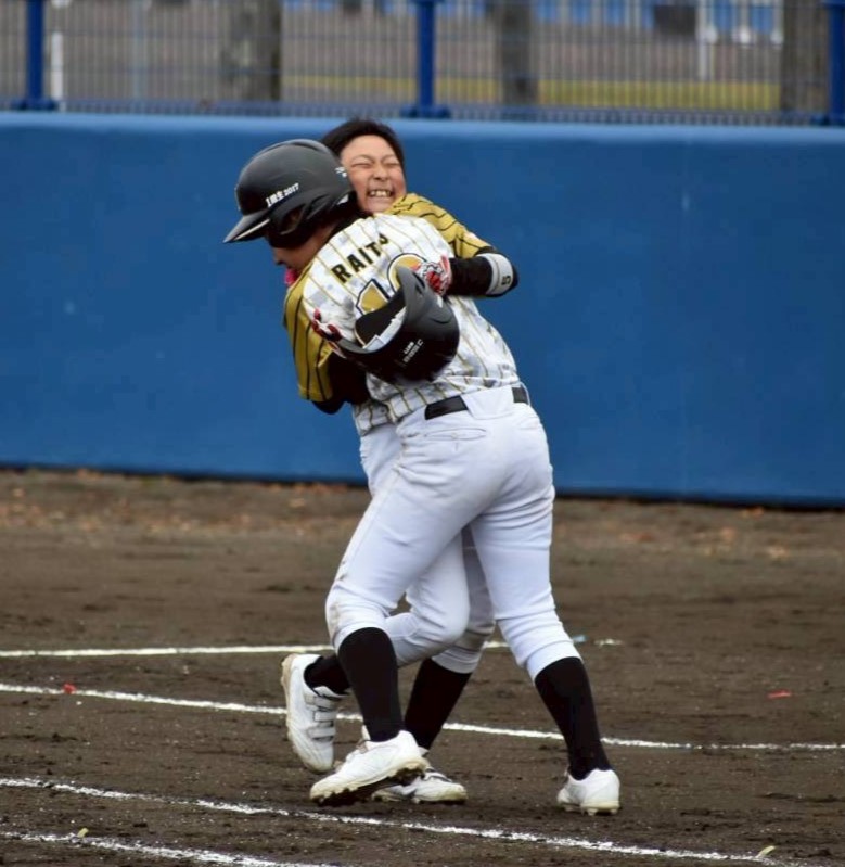 留萌戦・逆転タイムリーで喜ぶ高瀬（写真・チーム提供）