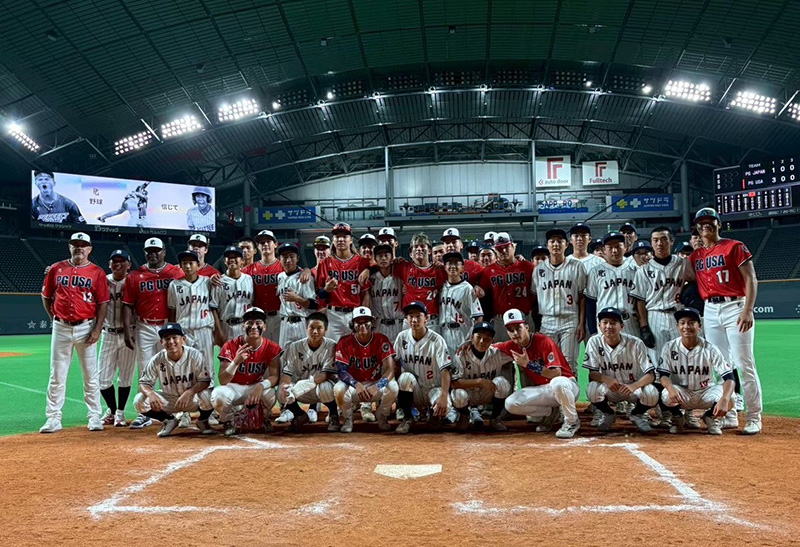 米国チームと交流を図る日本チーム