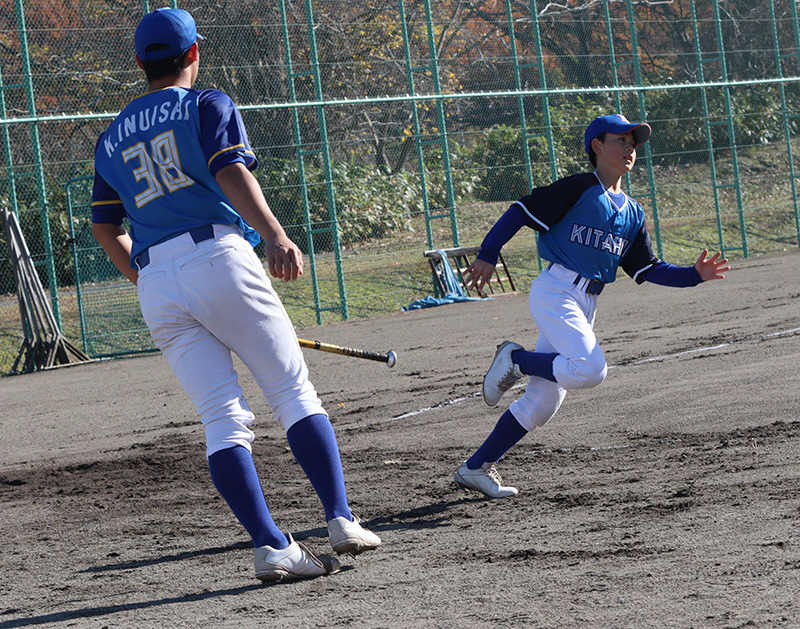 走塁練習に励む北広島ナイン