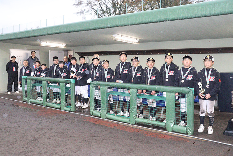 閉会式で3位表彰を受ける日高選抜ナイン