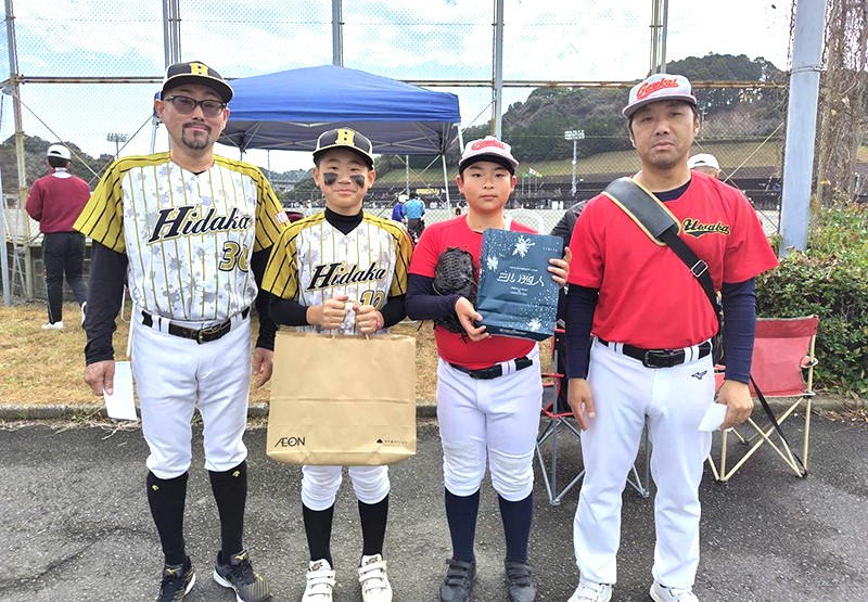 写真左から日高選抜、上場ＲＥＤ