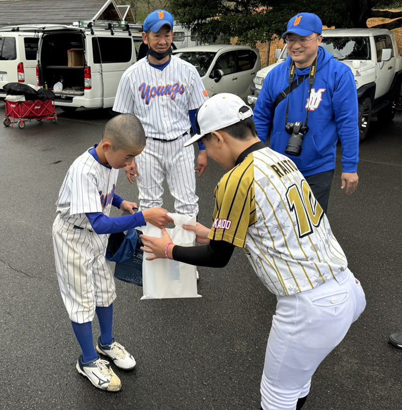 お互いに記念の品を渡し合った。