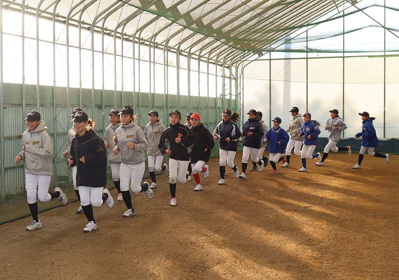 ウォーミングアップするJBC北海道ナイン