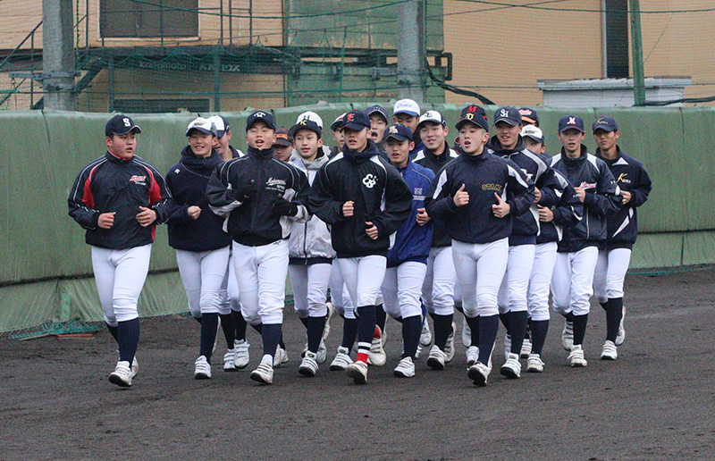 ウォーミングアップする北海道選抜