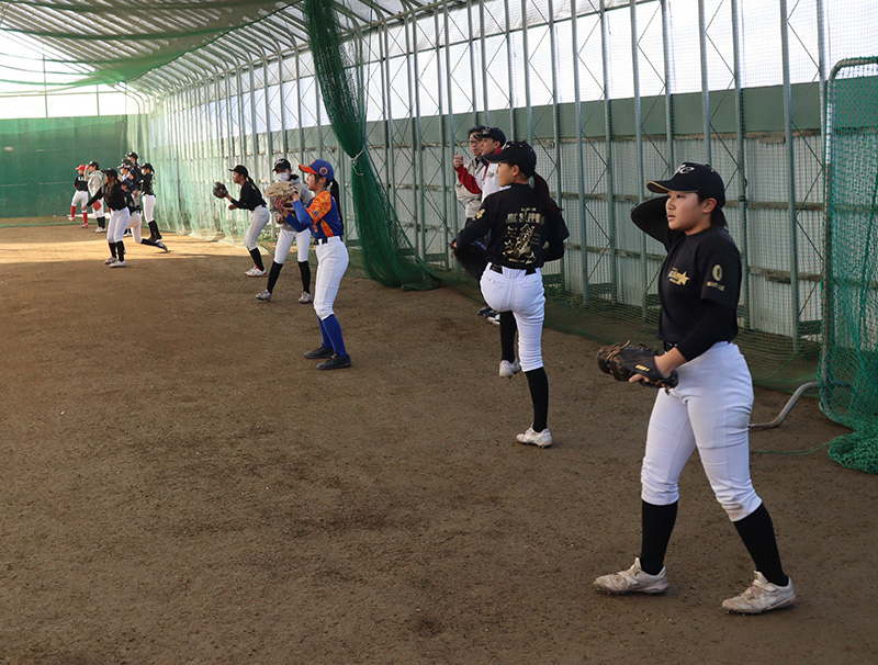 キャッチボールするJBC北海道ナイン