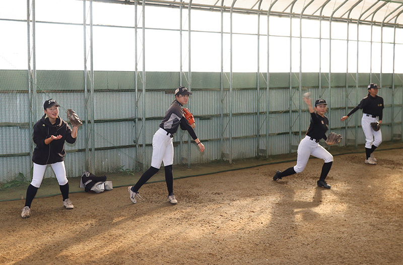 キャッチボールするJBC北海道ナイン