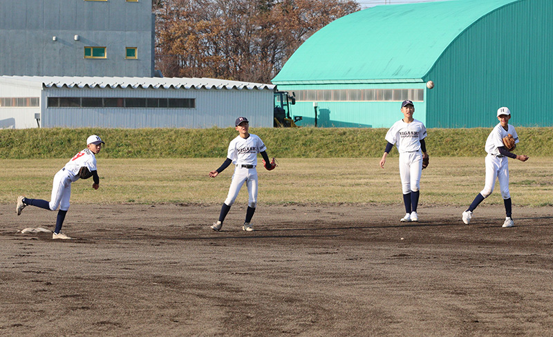 グラウンド練習に励む選手たち（札幌東）
