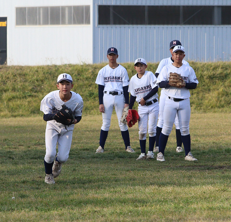 シートノックを受ける外野手（札幌東）