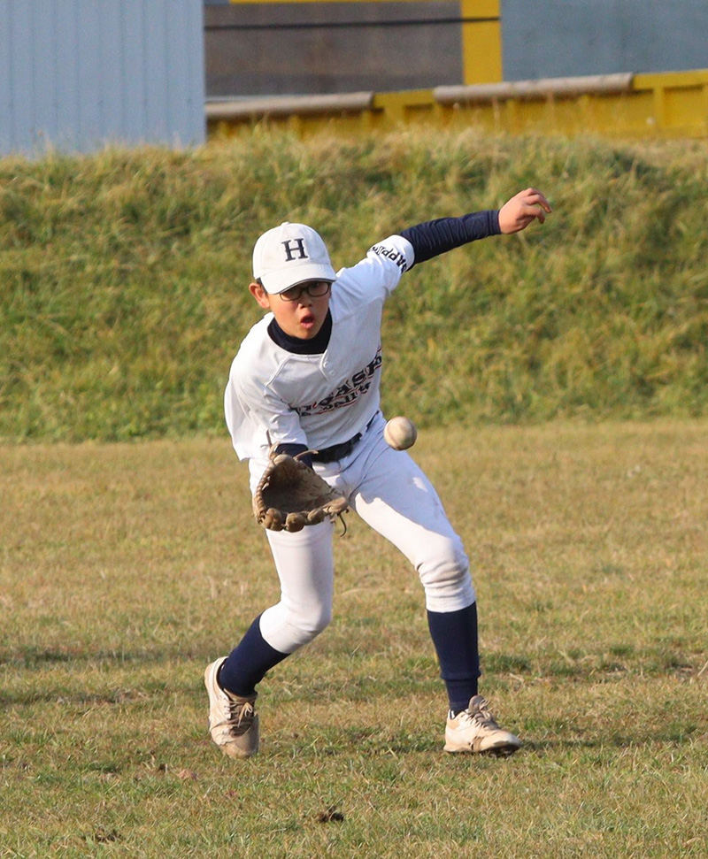 シートノックを受ける濱谷主将（札幌東）