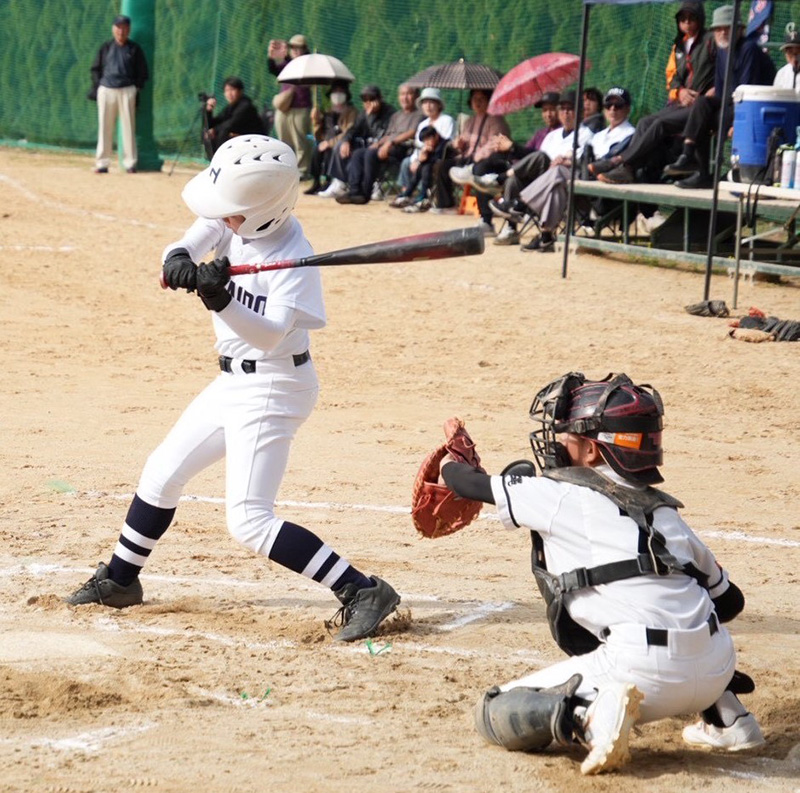 タイブレークで左中間へ本塁打を放つ伊藤選手（北海道選抜）