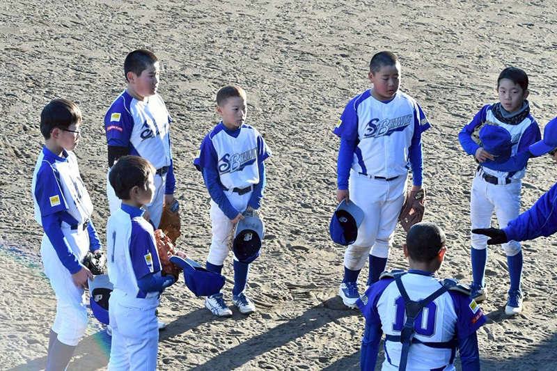 ベンチ前で指導者の話に耳を傾ける昭和ブルーホークス＝（写真・チーム提供）