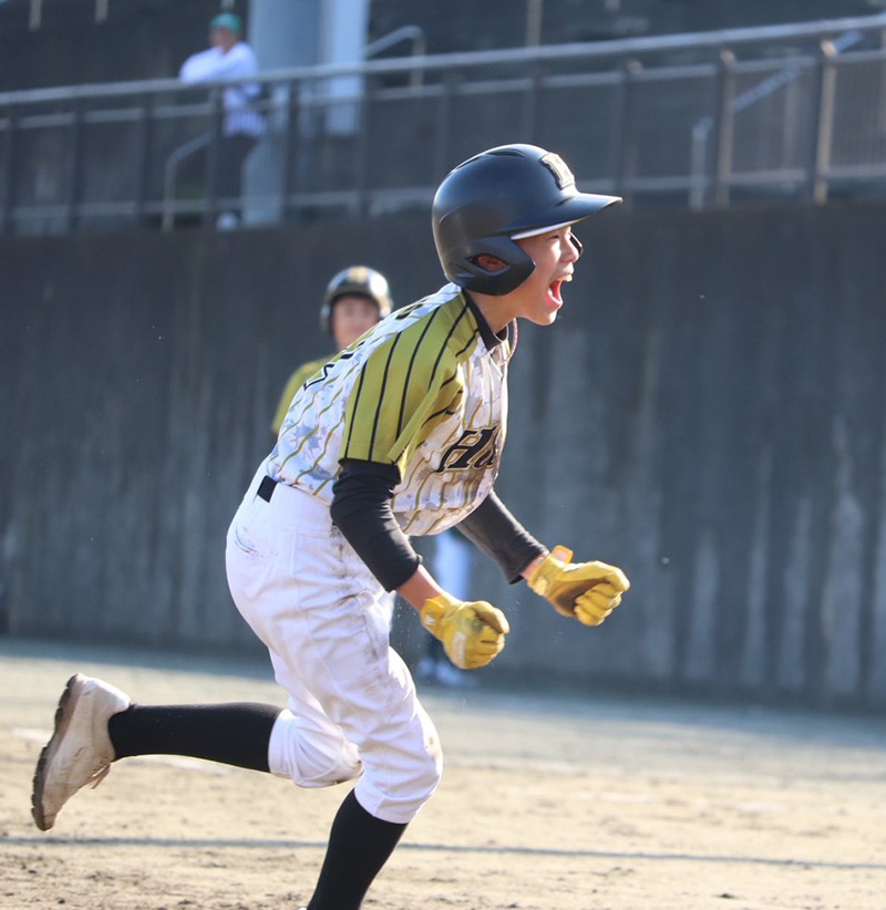 ランニング本塁打で喜びを爆発させる澤崎選手（日高選抜）