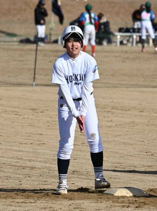 四回に二塁打を放った古田さん（スノーホワイト）