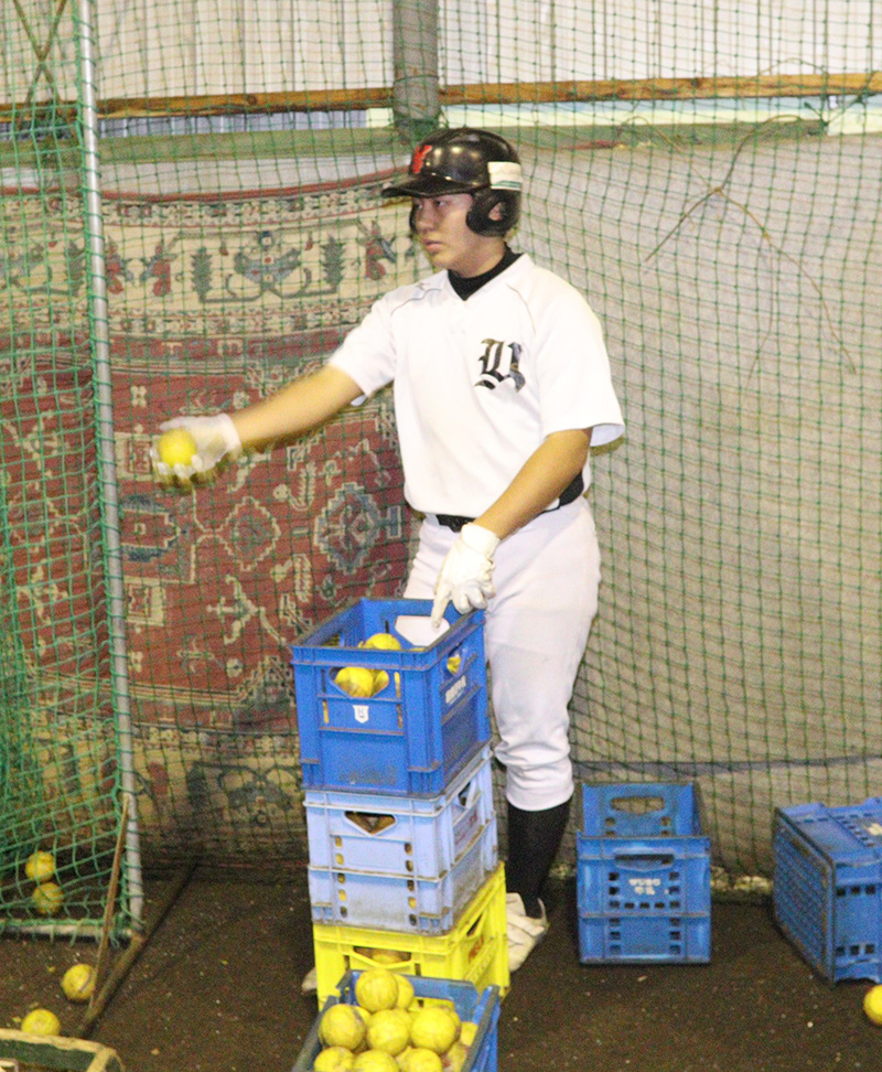 仲間にボールを上げる池田主将（余市）