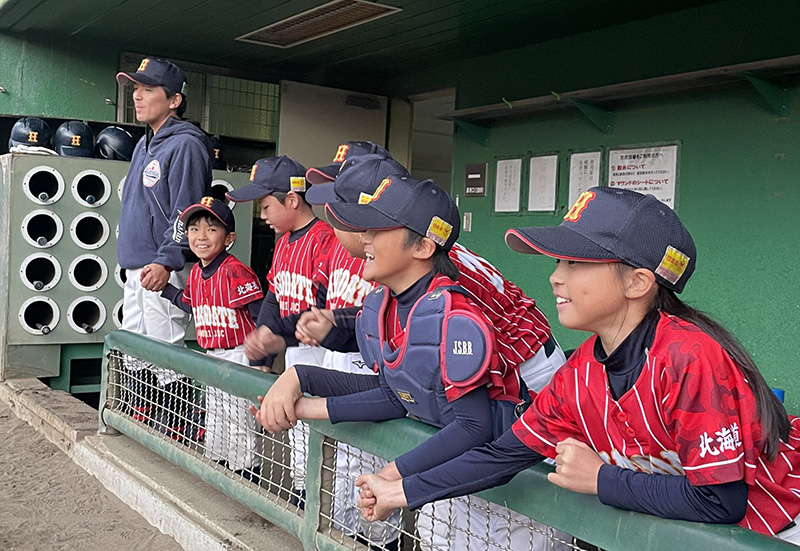 仲間に声援を送る函館本通ナイン