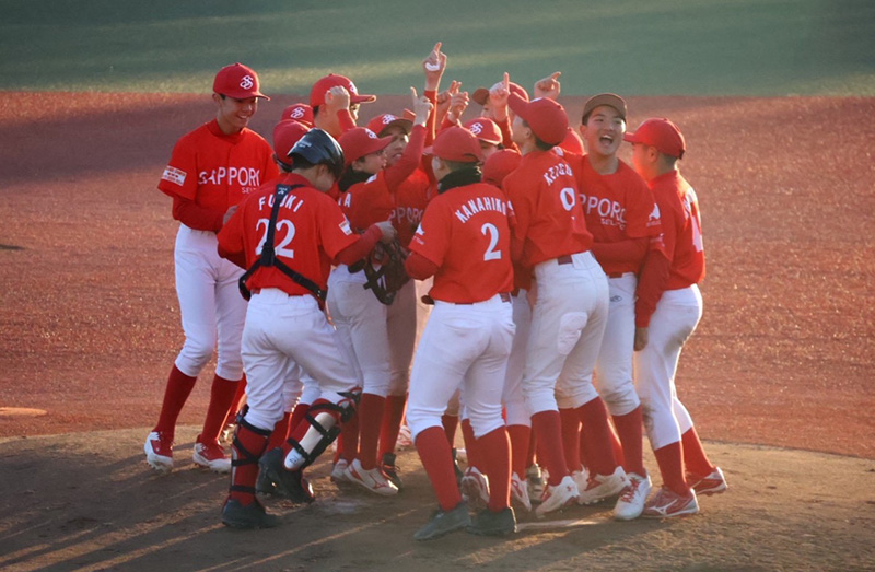 優勝の瞬間、歓喜の輪をつくる札幌選抜ナイン
