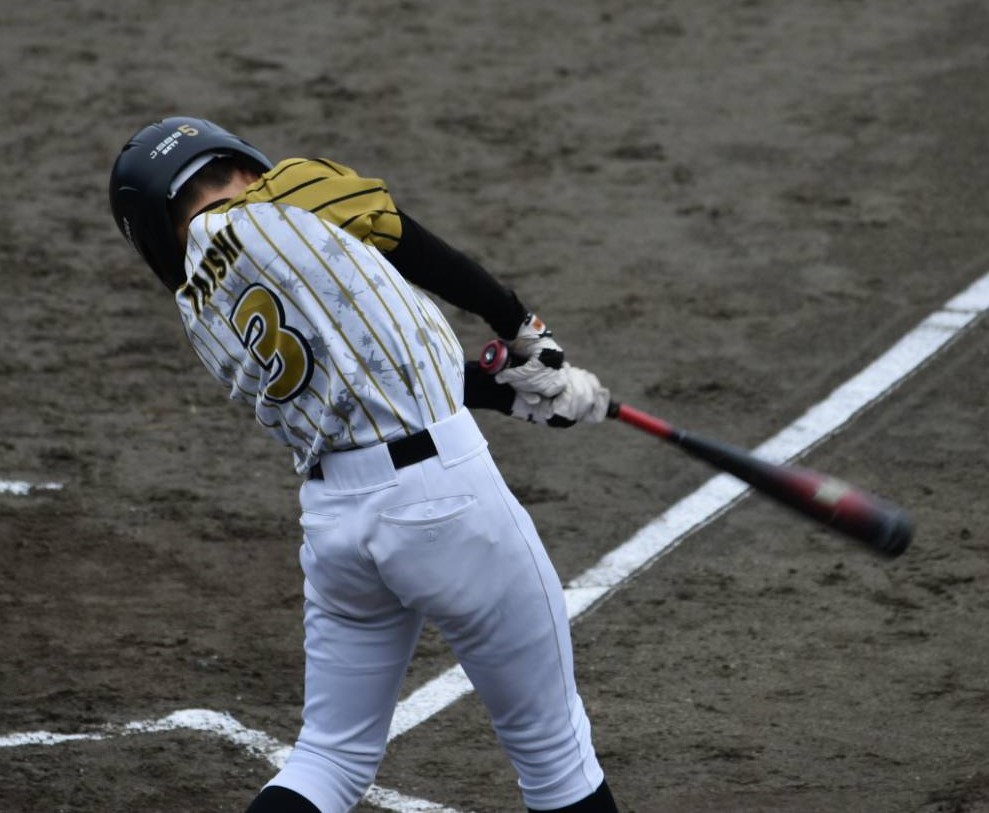 初回、先制の三塁打を放った小田（日高選抜）