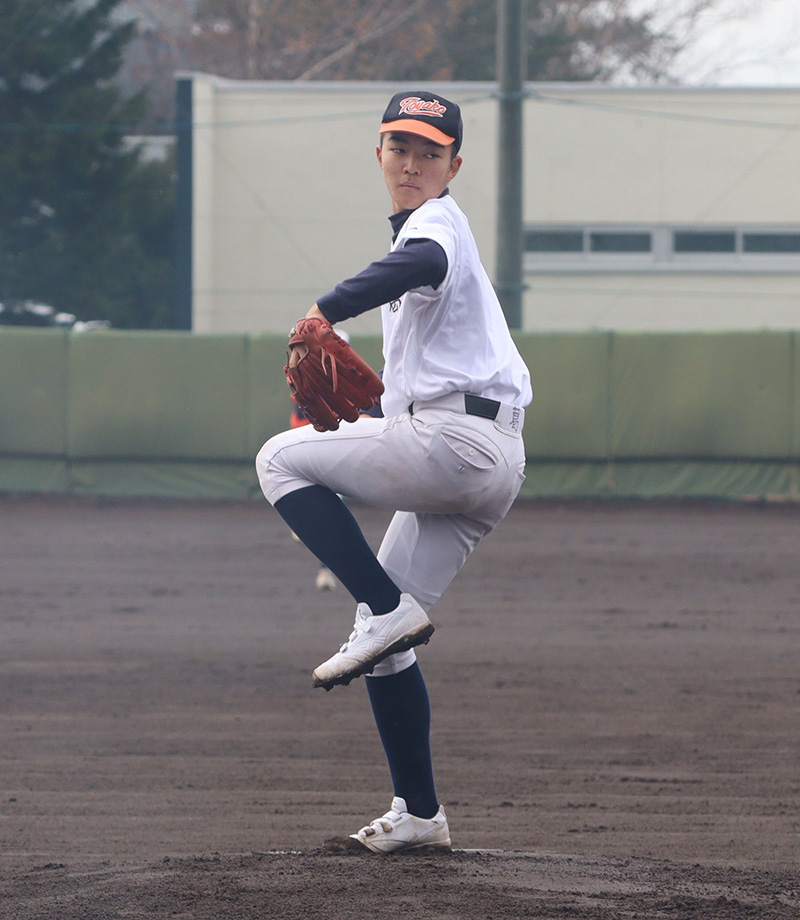 初回のマウンドに上がった葛投手（洞爺湖）