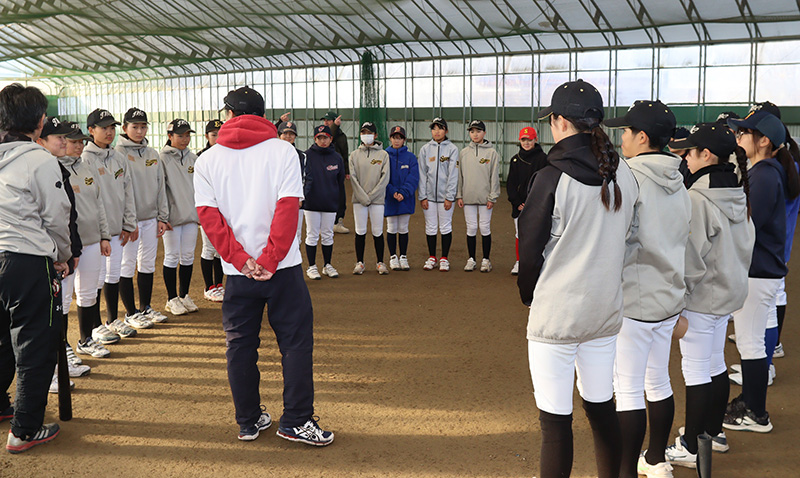 大坂監督の話に耳を傾けるJBC北海道ナイン