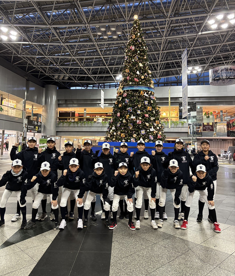 全国・広島に向け北海道を発つ、苫小牧選抜＝（写真・チーム提供）