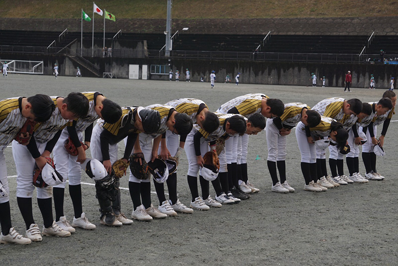 応援団へ深々と頭を下げる日高選抜ナイン