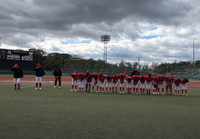 応援席に挨拶する札幌選抜ナイン