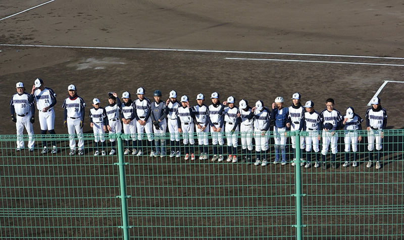 応援席に挨拶する苫小牧選抜ナイン