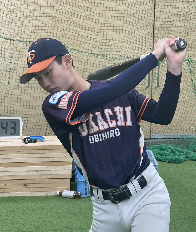 打撃練習に励む菊池春馬主将