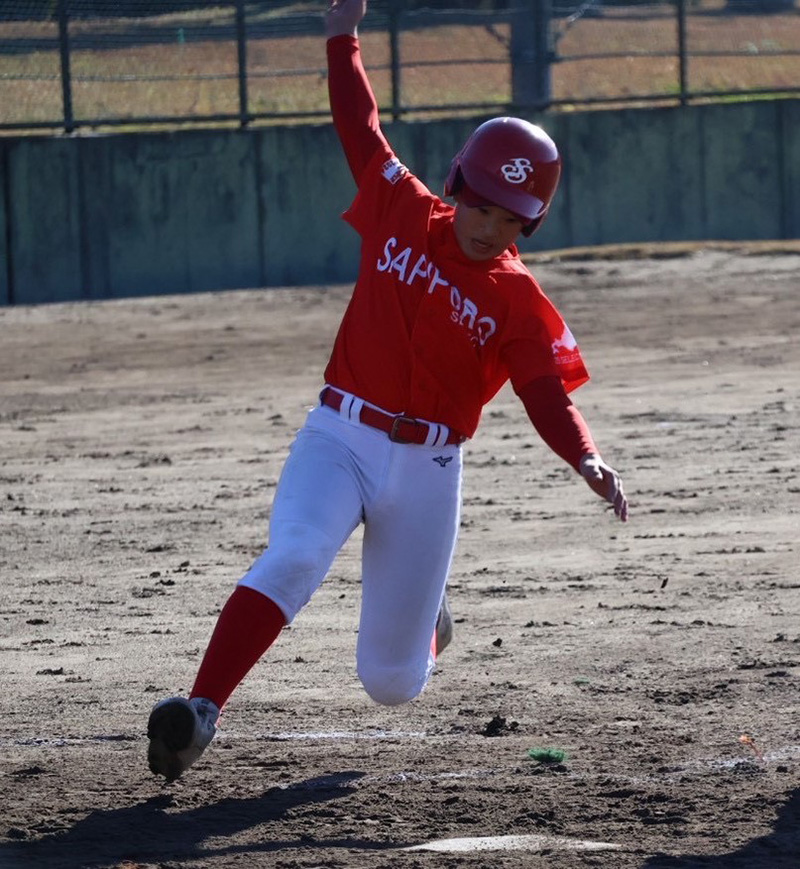 準々決勝の四回、先頭打者の林（札幌選抜）がランニング本塁打で生還。