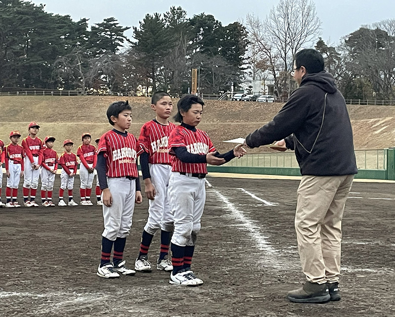 準優勝の表彰を受ける函館本通JBCナイン